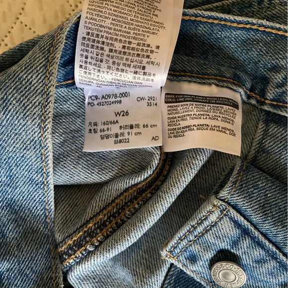 Levi’s denim skirt medium wash - Picture 3 of 4